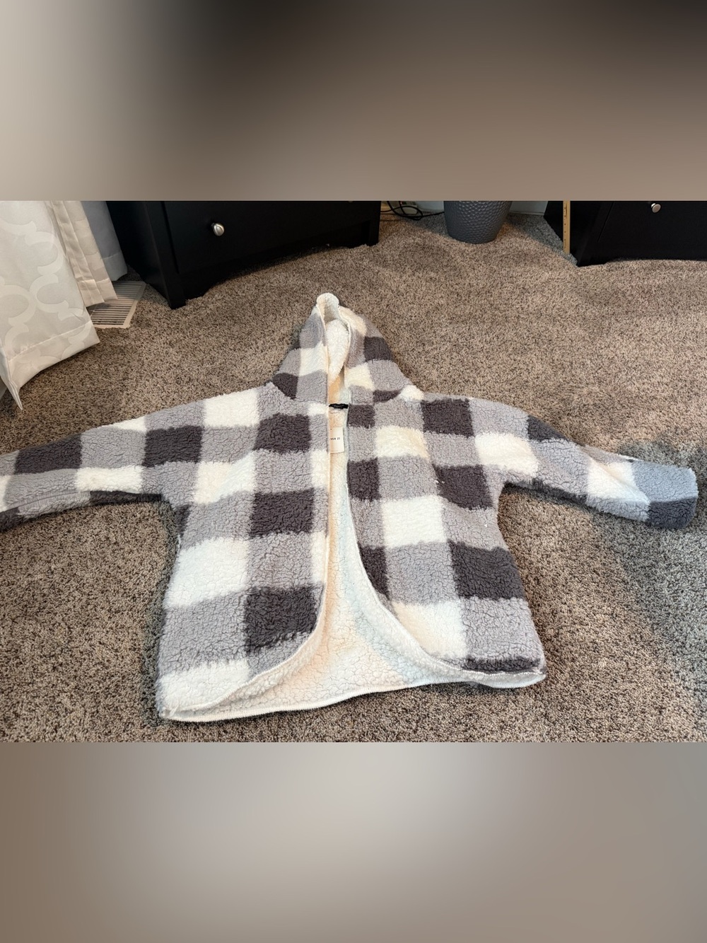 Forever 21 Women’s NWT Gray & White Checkered Sherpa Jacket — Size Small